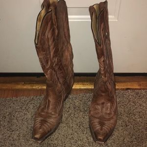 Corral boot tan leather boot sz8.5. Has red and cream threading. Toe is scuffed